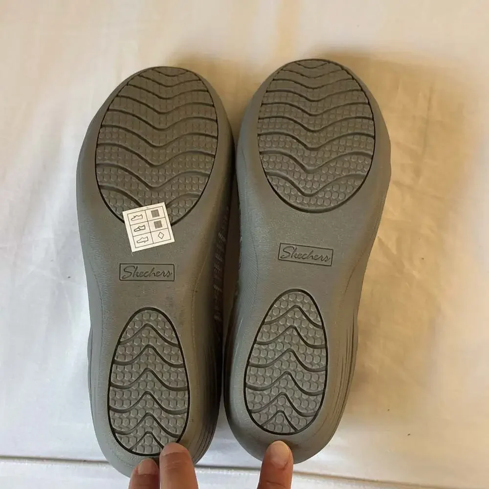 Skechers Strech Fit Air Cooled Memory Foam Gray Low Wedge Slip Ons Women's 9.5